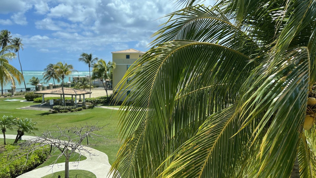 Loiza Apartment | Penthouse con Vista al Mar en Aquatika – Frente a la Piscina