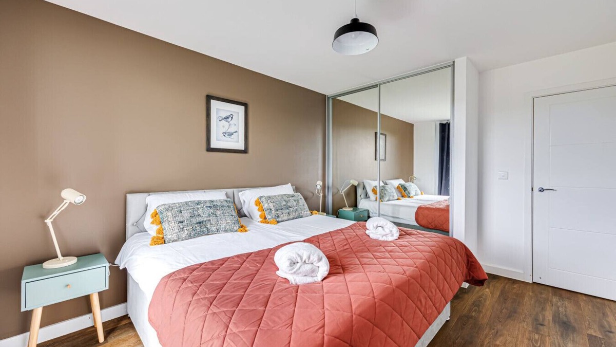 Milton Keynes Apartment | Penthouse Flat Central MK Balcony Parking