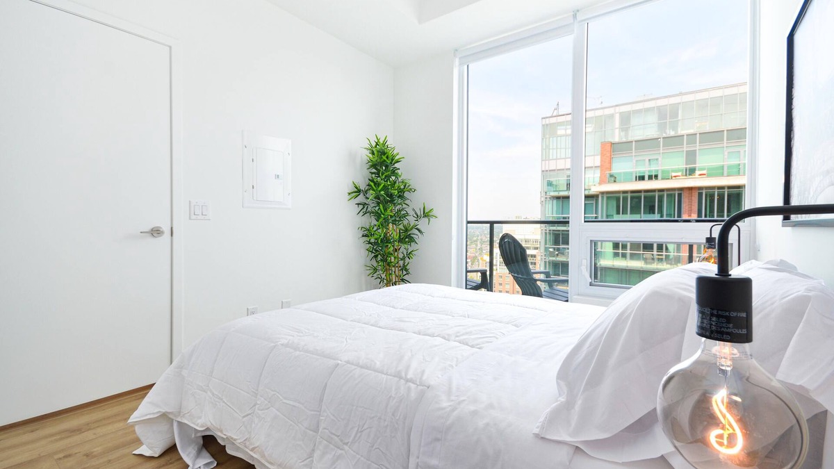 King West Village Condo | ⚡PENTHOUSE in Downtown Toronto with CN TOWER VIEWS + FREE PARKING!