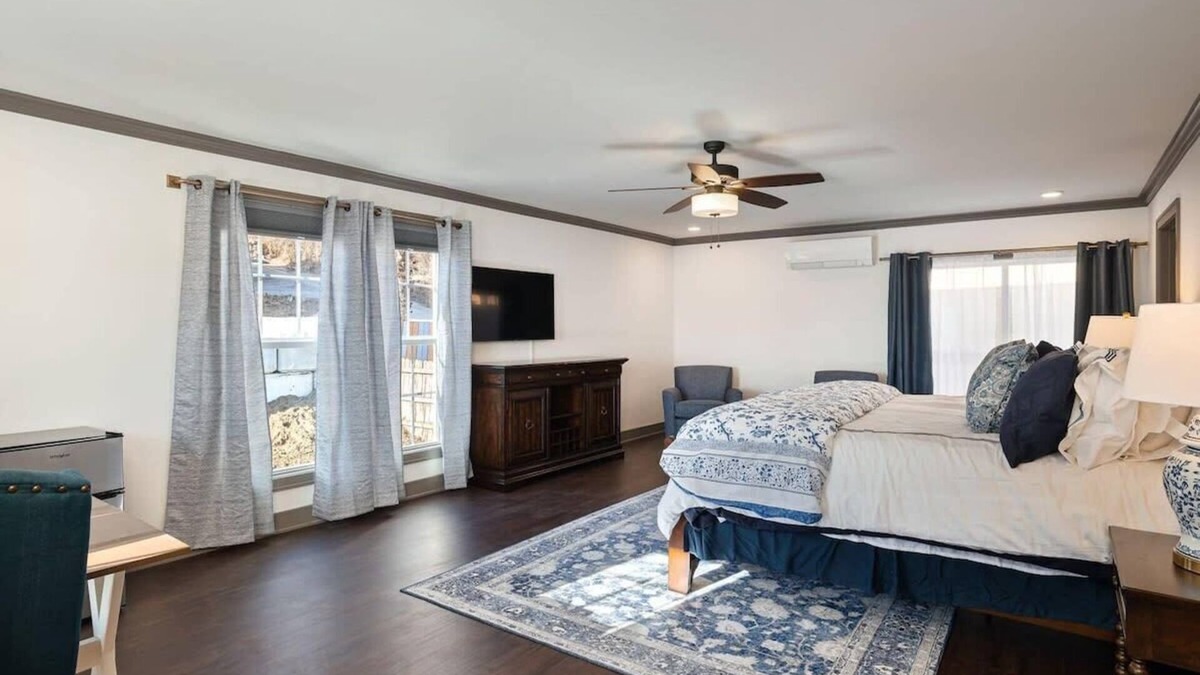 Waldron Apartment | Penthouse on Main KingBed+Shops&Eats|WiFi