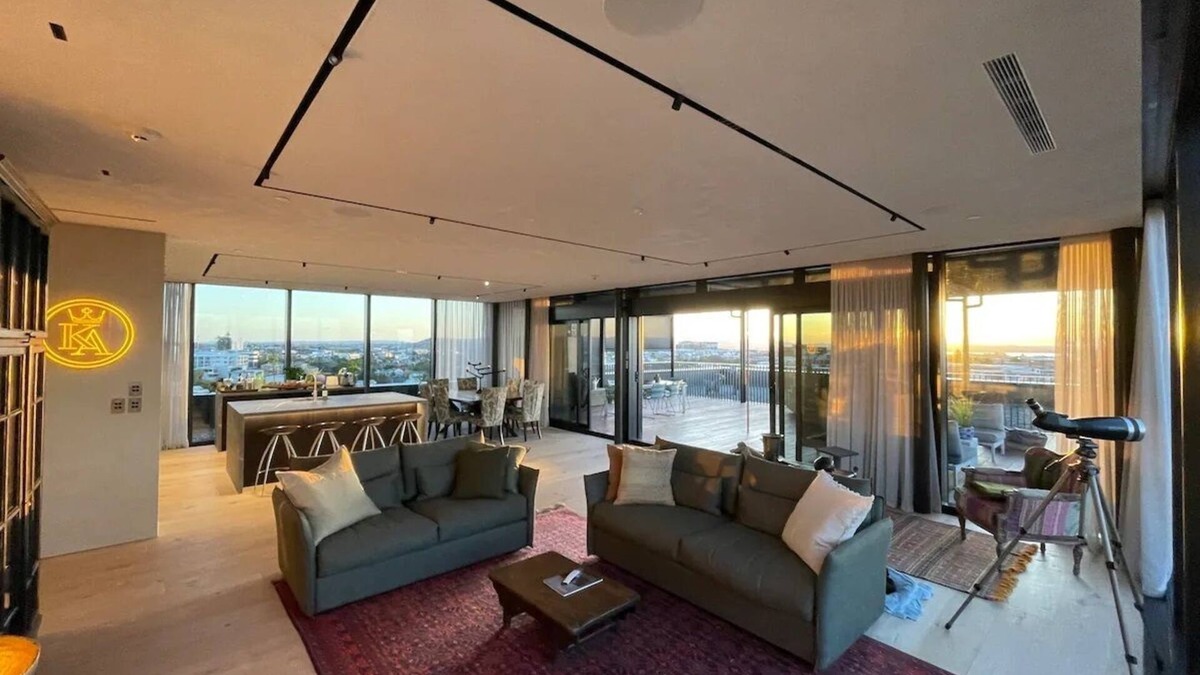 Eden Terrace Apartment | Penthouse Perfection With Sunset/City Views & Huge Louvretec Covered Deck