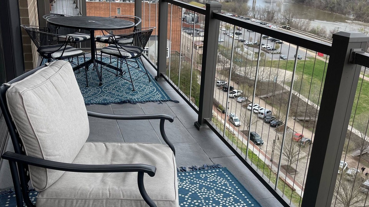 Central Business District Condo | Penthouse - River View, Walk to Restaurants, Pet Friendly, huge monthly discount