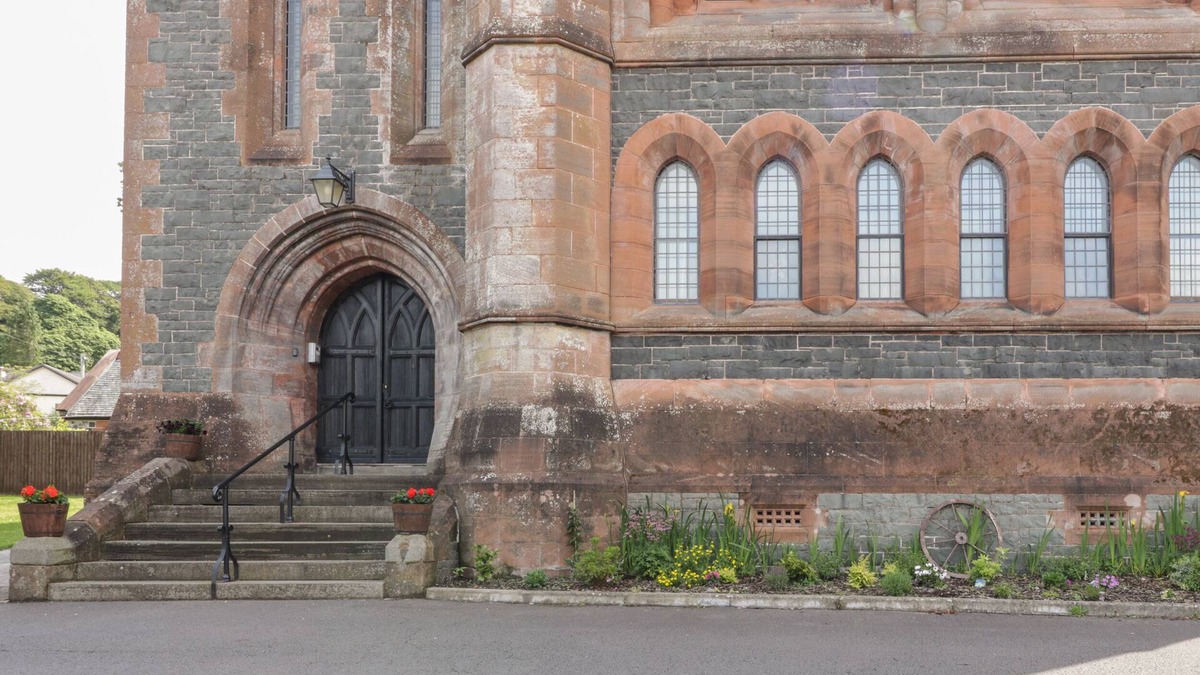 Moffat Apartment | PENTHOUSE ST. MARY'S CHURCH, pet friendly in Moffat