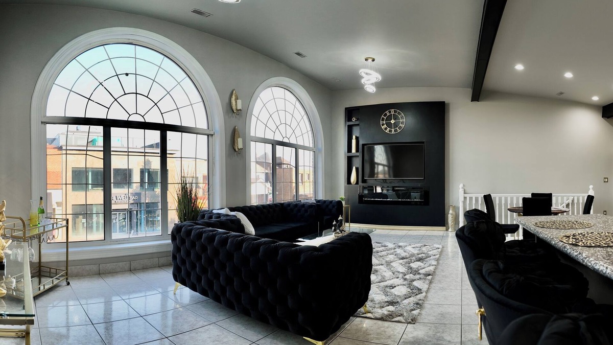 Walkerville Apartment | Penthouse suite in heart of little Italy