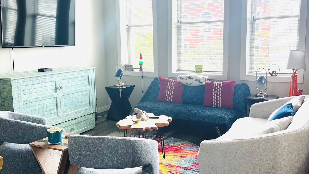 Kings Grant Condo | Penthouse Suite l Bridge View l Business or Casual l Market & Front St.