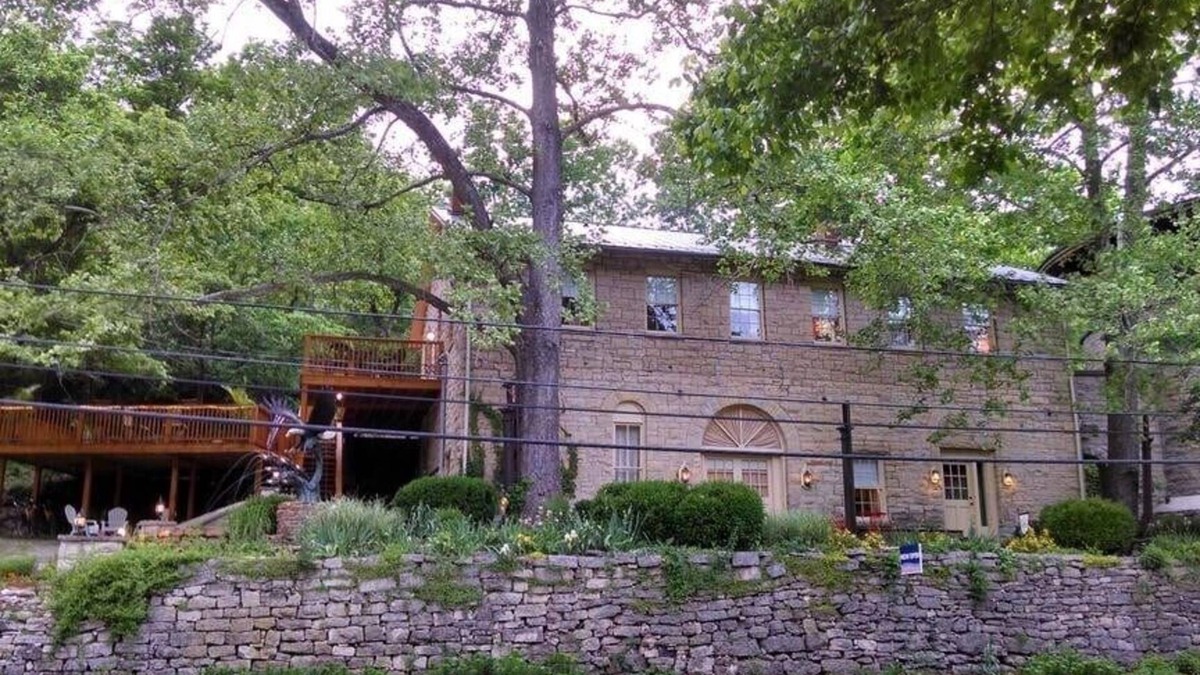 Eureka Springs Historic District Apartment | Penthouse Suite + Patio + Walk Downtown + Parking