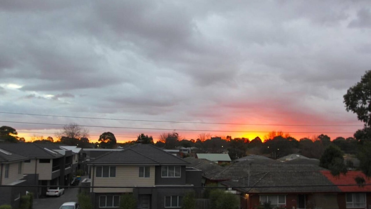 Heidelberg Heights Apartment | Penthouse, top level, open plan, quiet, clean, lge balcony, near Hospitals & Uni