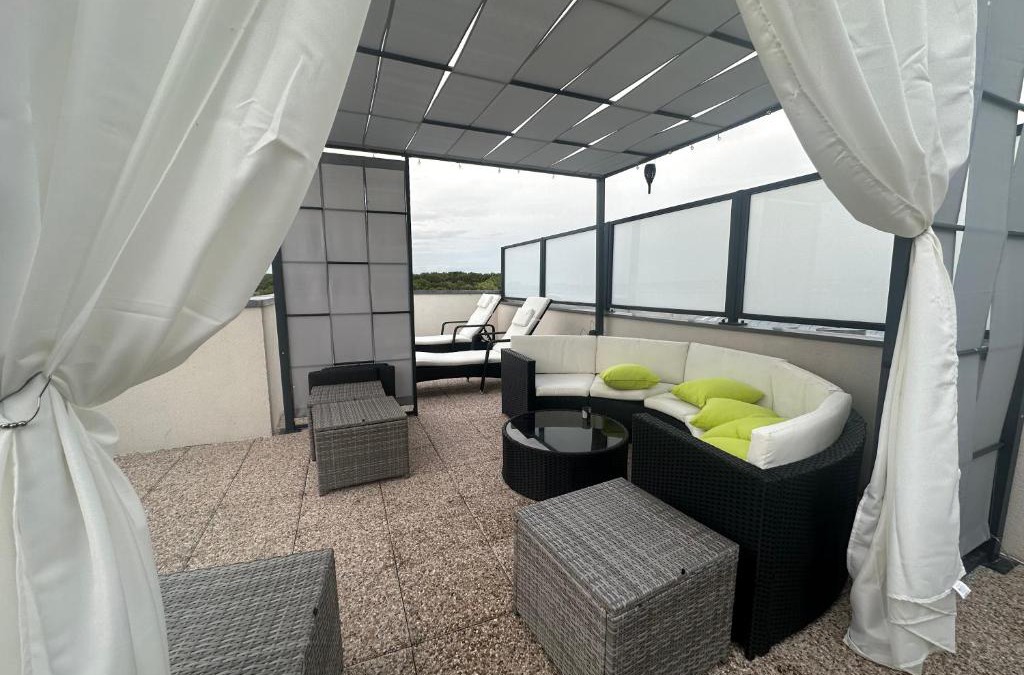 Le Blanc-Mesnil Apartment | PENTHOUSE Terrasse Jacuzzi 6 voyageurs