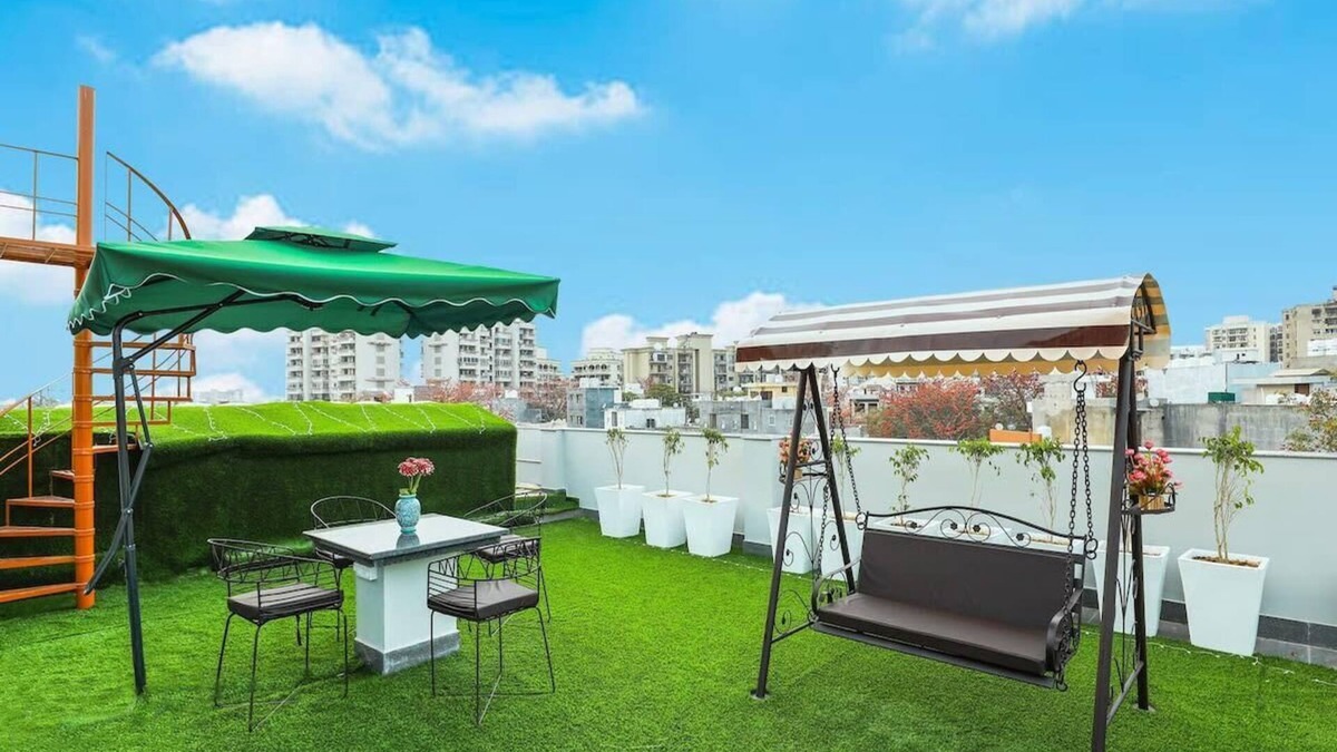 Sushant Lok Apartment | Penthouse W/Jacuzzi, Garden & Extra Room| Pets OK