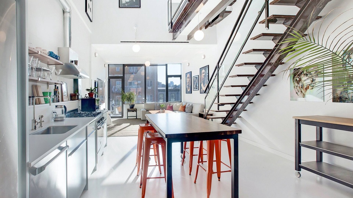 Hunters Point House | Penthouse w/large rooftop Manhattan skyline in 2 family Townhome