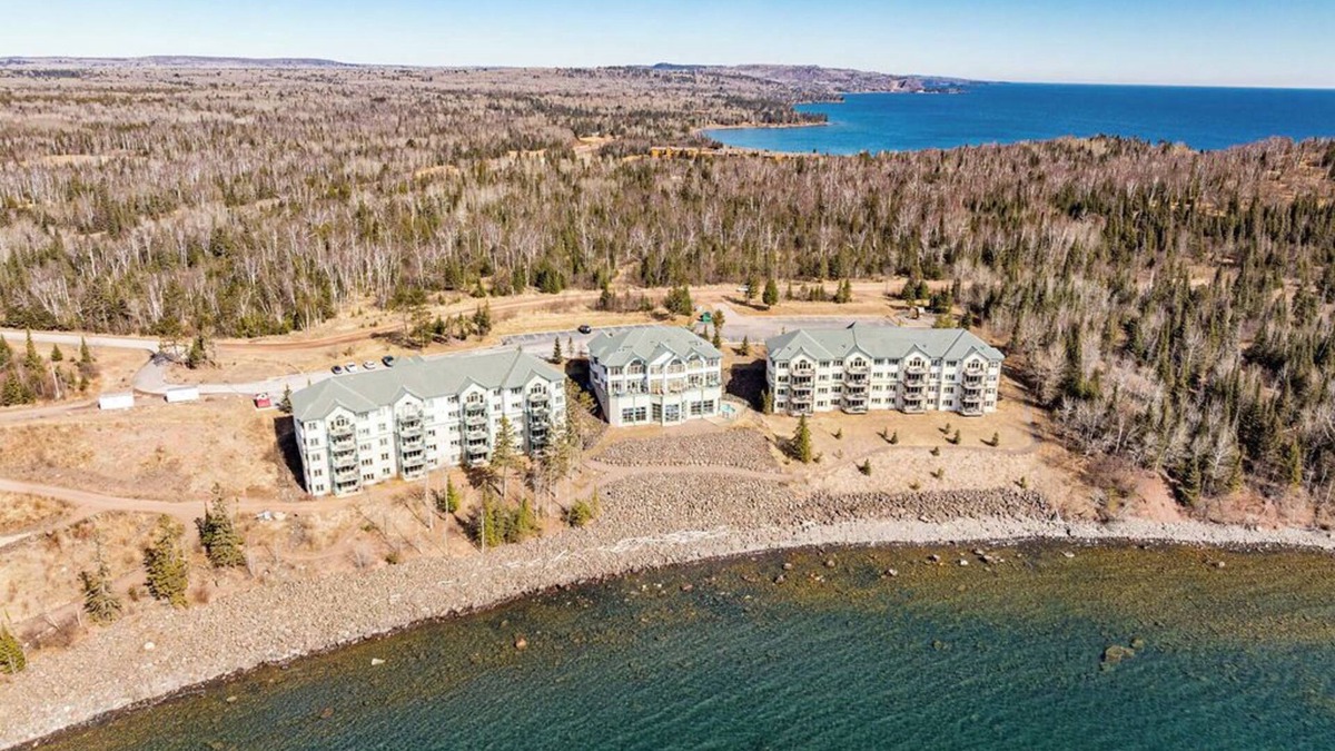 Two Harbors Condo | Penthouse w/pool & hot tub