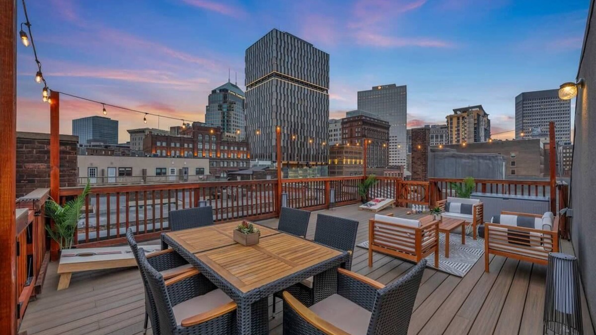 Gateway District Apartment | PENTHOUSE | WALK B-BALL | PRIVATE ROOFTOP PATIO
