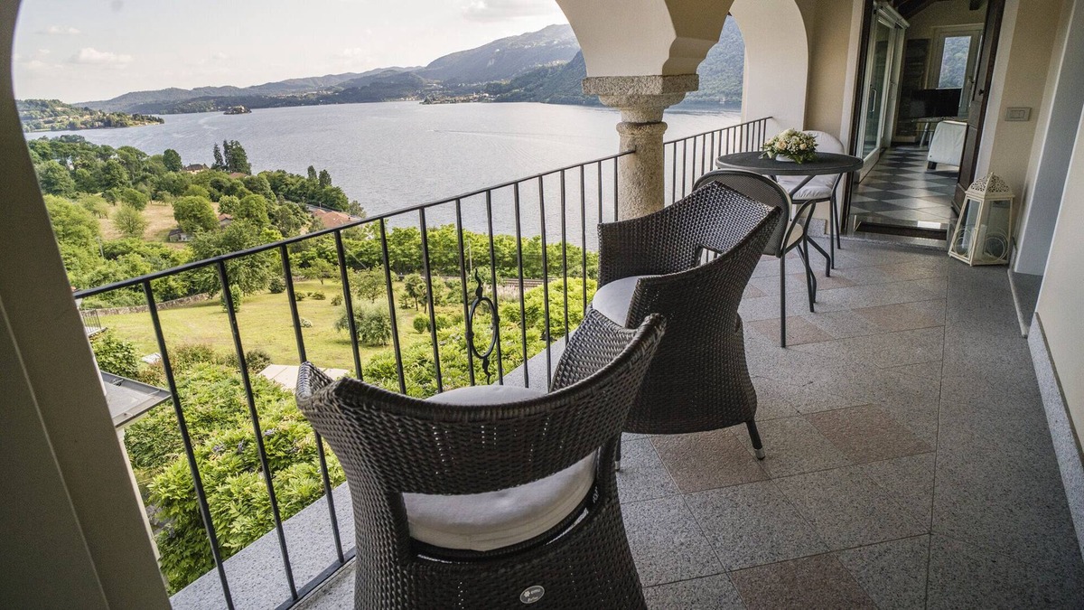 Crabbia Apartment | Penthouse with balcony in 19th century villa, air/con & superb view of Lake Orta