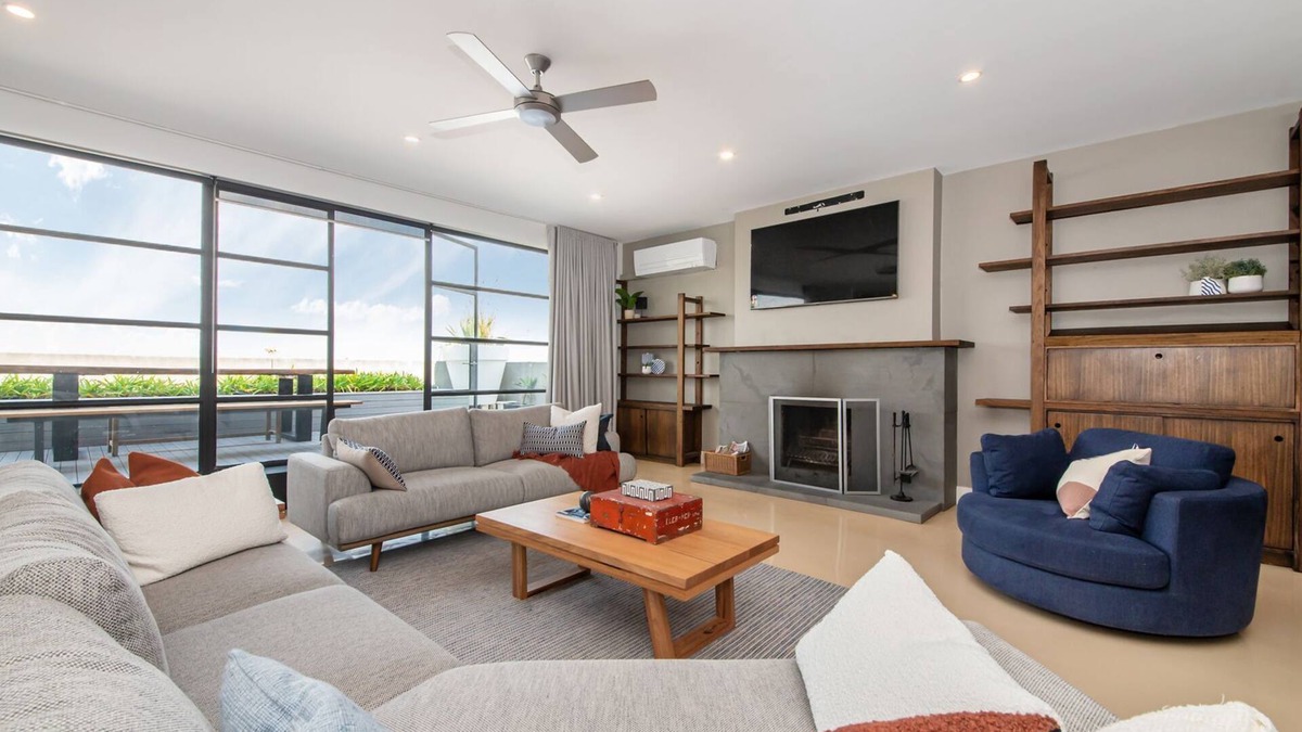 St Kilda Apartment | Penthouse with City Views on Chapel