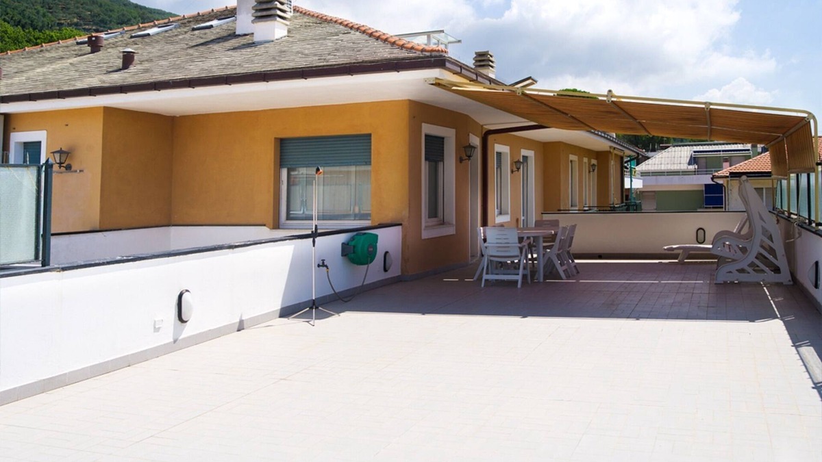Lavagna Apartment | Penthouse with a large terrace and air-conditioned with two hundred meters from the sea