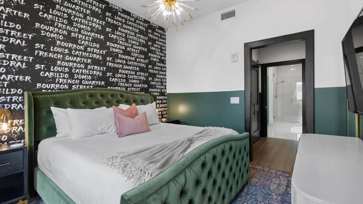 Central Business District Hotel | Penthouse with Private Terrace – Downtown Near Superdome ,Amazing Views, Pool Access