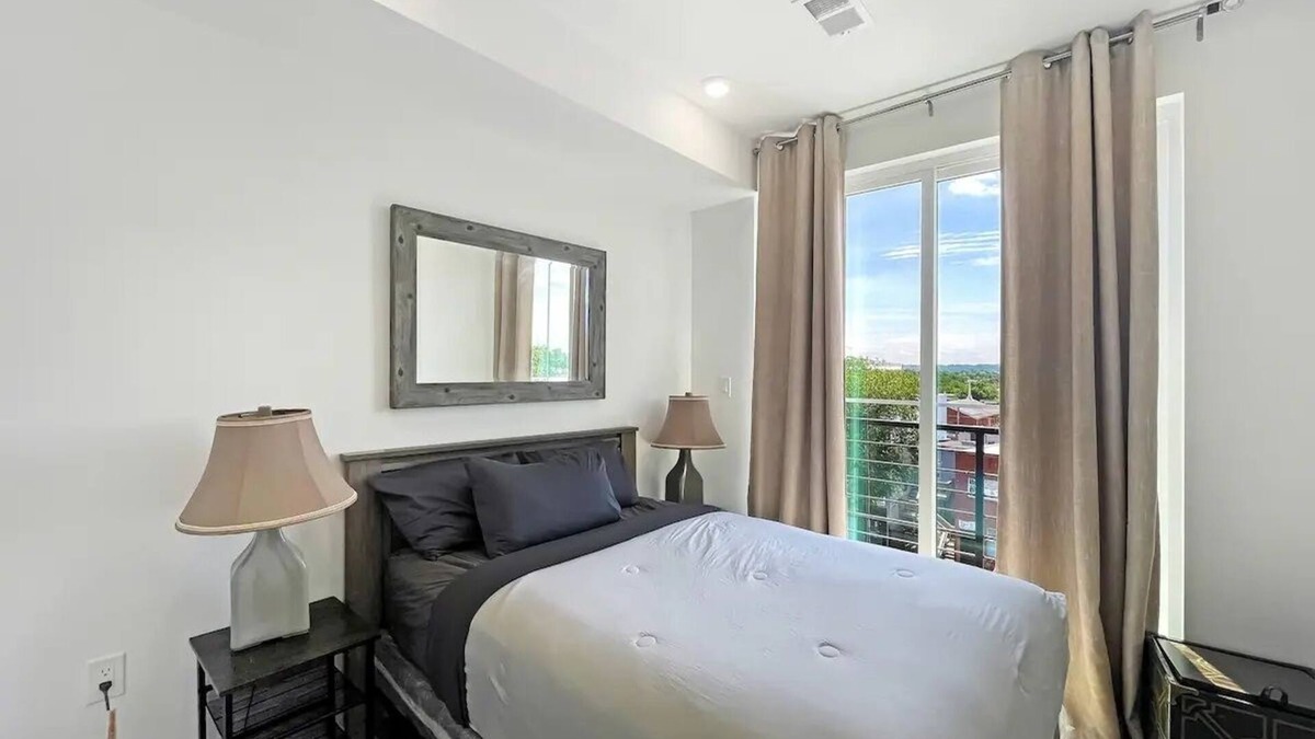 Kingman Park Bed & Breakfast | Penthouse with Private Rooftop & Stunning Views