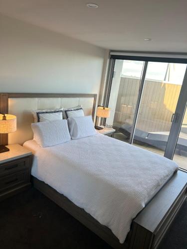 Bulleen Apartment | Penthouse with Stunning Melbourne Skyline View