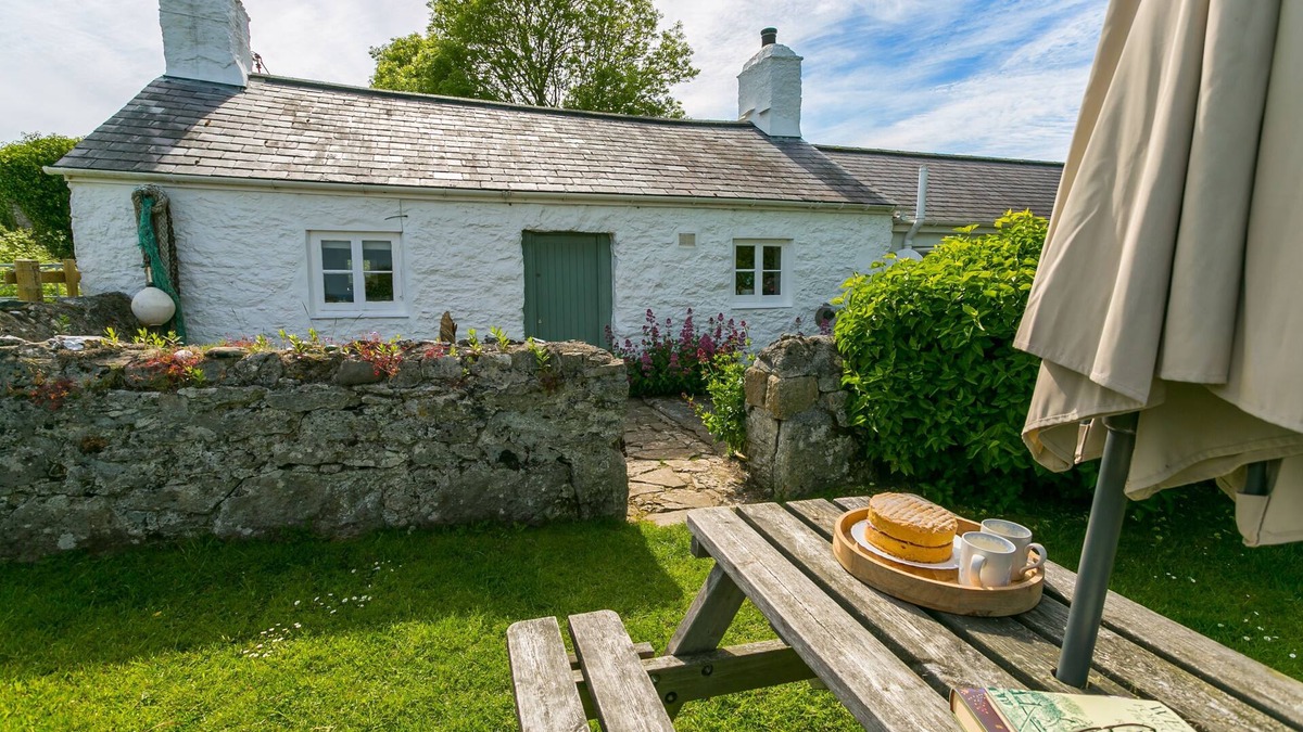 Penmon Apartment | Pentir - a sea view that sleeps 6 guests in 3 bedrooms