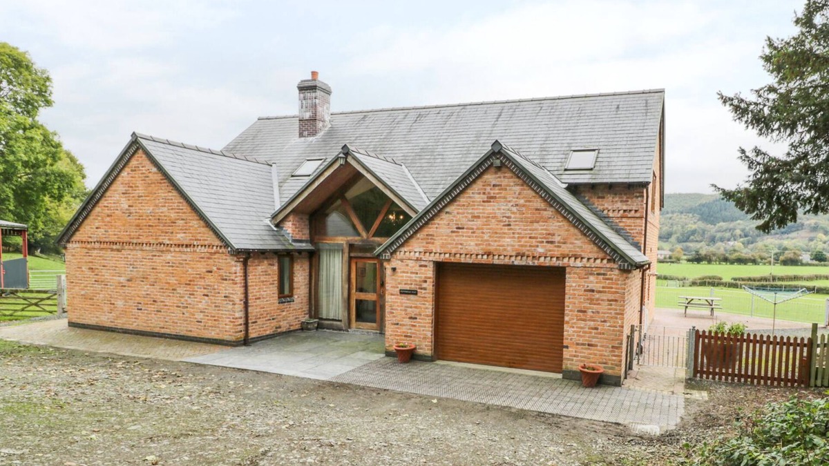 Meifod Cottage | PENTREGO ISAF, family friendly, with open fire in Meifod, Powys