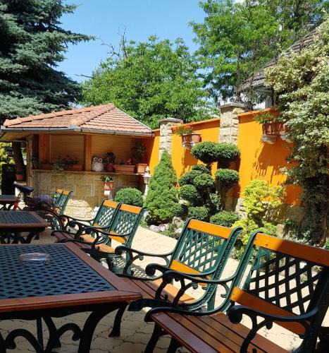 Sturovo House | Penzión KORMOŠ