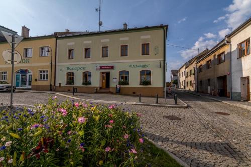 Touzim Hotel | Penzion a restaurace U Vladaře