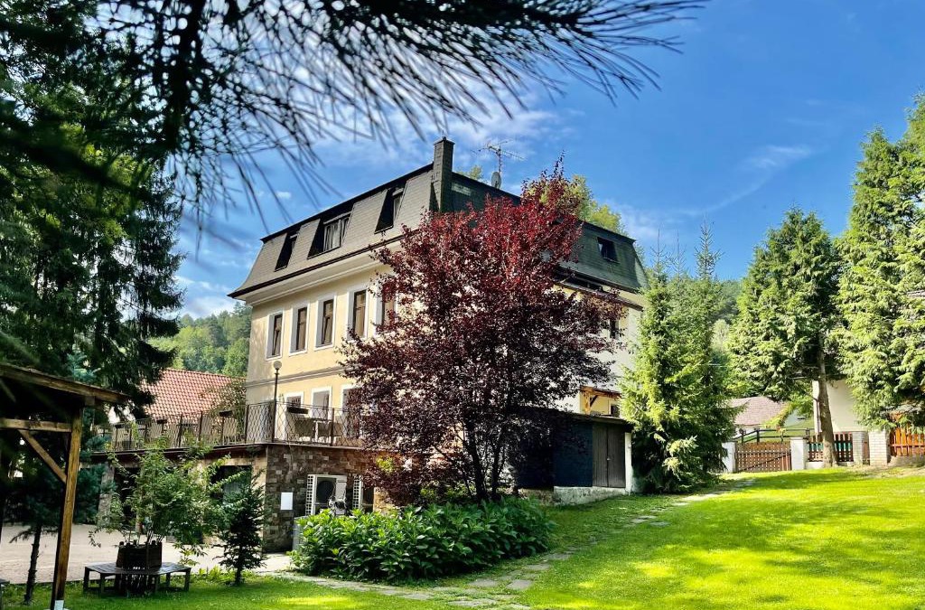 Houska Hotel | Penzion Kokorin Forest Villa
