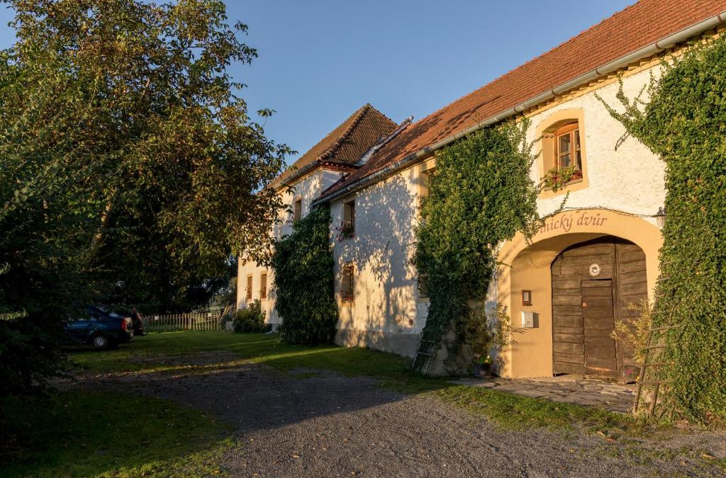 Omlenice House | Penzion Vinicky dvůr