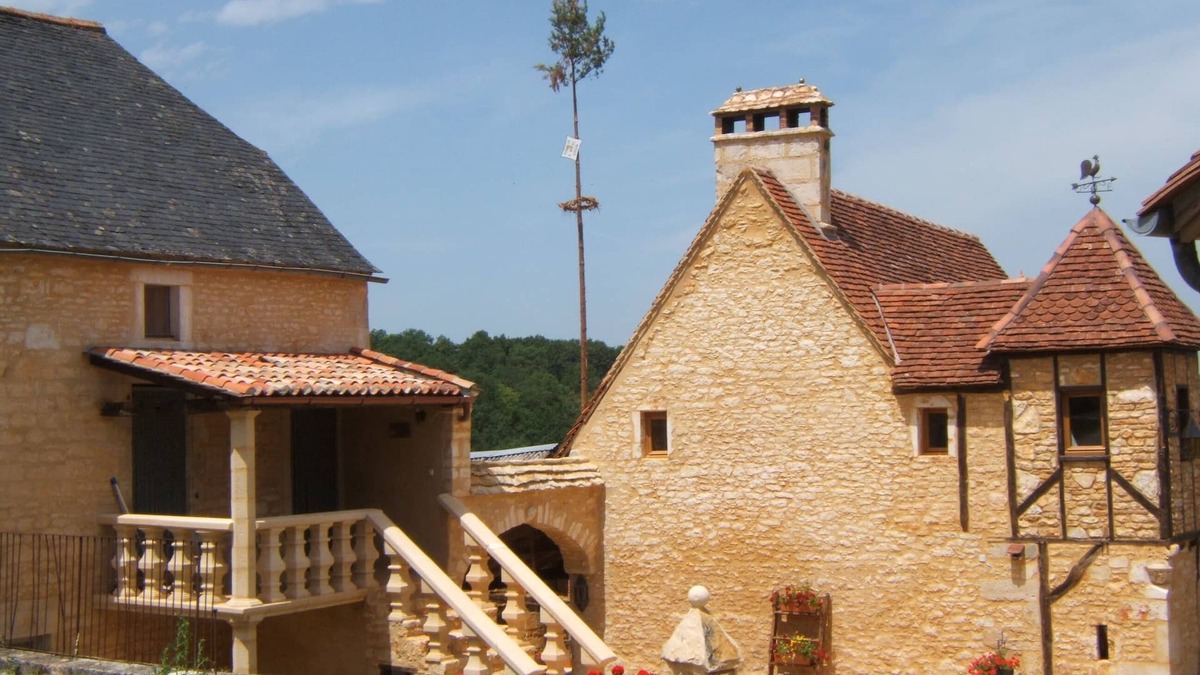 Salignac-Eyvignes Apartment | Peony or downstairs bed and breakfast