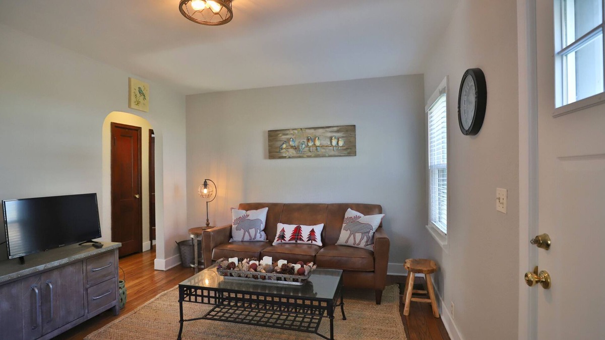 Peoria House | Peoria Heights Haven on the Trail- A Wooded Retreat Close to the Restaurants