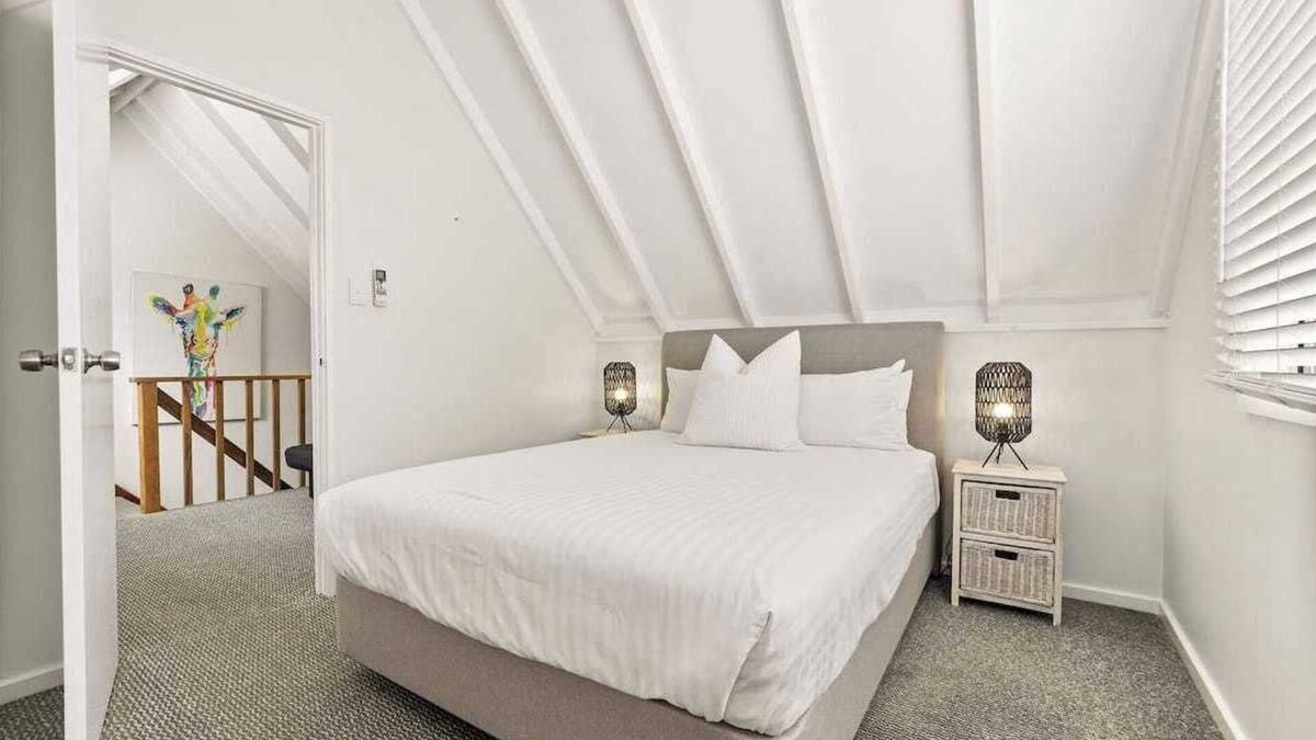 City Of Busselton House | Pepper Cottage - walk to town