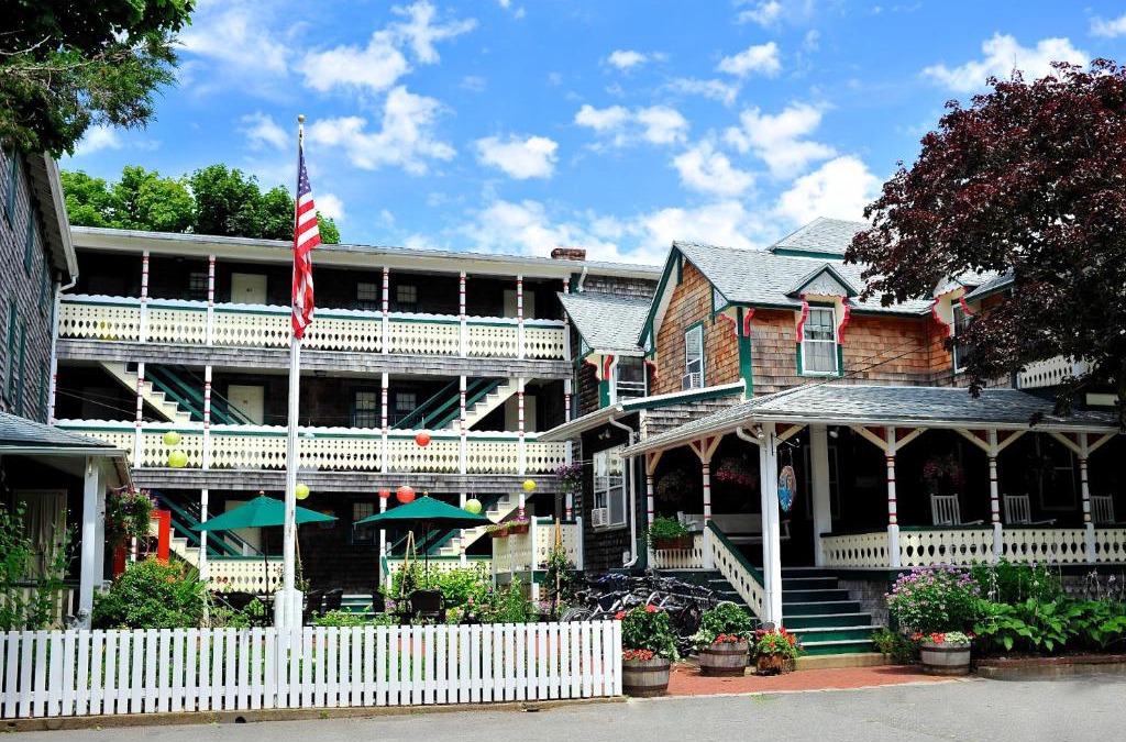 Oak Bluffs Hotel | Pequot Hotel