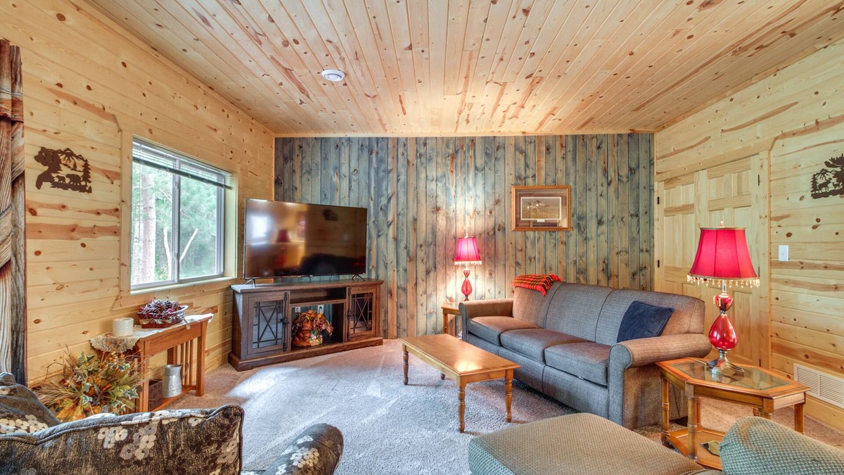 Pequot Lakes Cabin | Pequot Lakes Vacation Rental w/Patio & Fire Pit