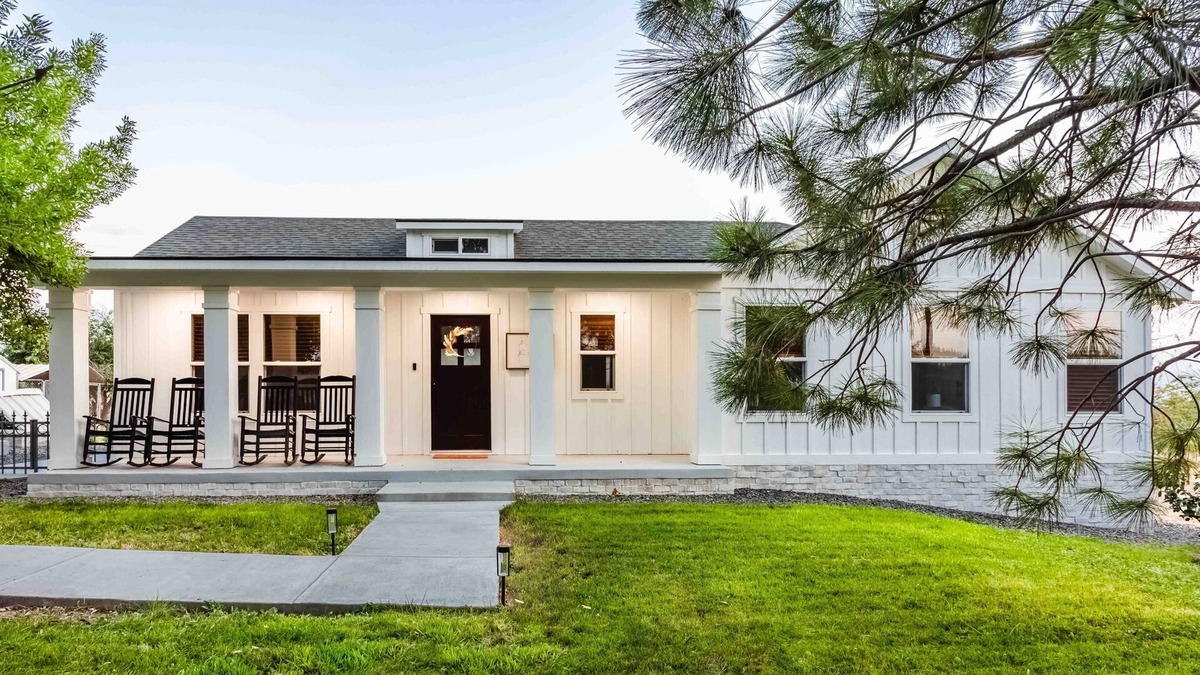 Huston House | Pera Blanca in the heart of wine country Caldwell