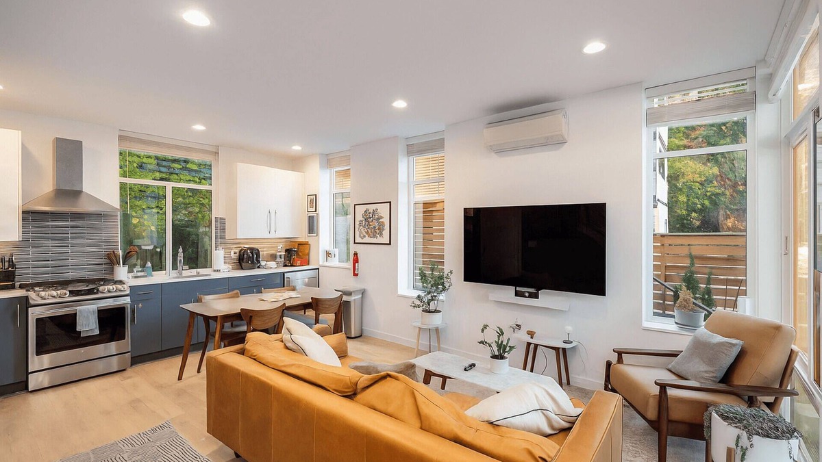 Broadway House | Perch - Belmont Boutique 4: Spacious Townhome w/Rooftop Views
