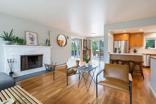 Shoreline House | Perch - Gathering Spot Upper