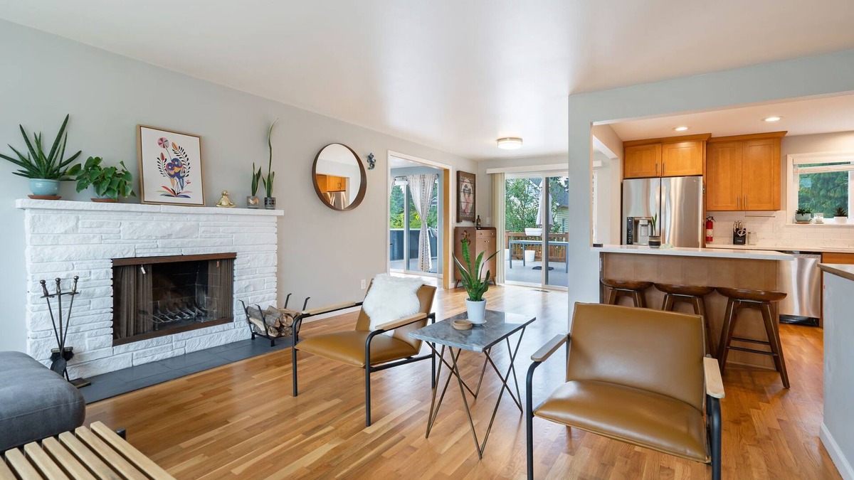 Shoreline House | Perch - Gathering Spot Upper: Freshly remodeled 3BR apartment in Shoreline