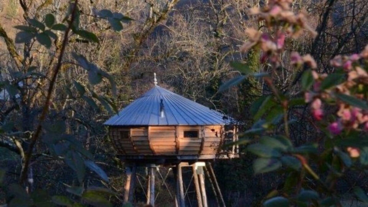 Nans-sous-Sainte-Anne Cabin | Perched hut located near a river
