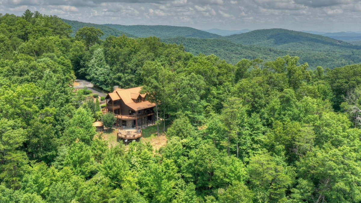 Raccoon Ridge Cabin | Perched near the top of the mountain in the highly sought after Aska Adventure Area, Copper Top offers the ideal setting and amenities for a luxurious mountaintop getaway that you’ll never forget.