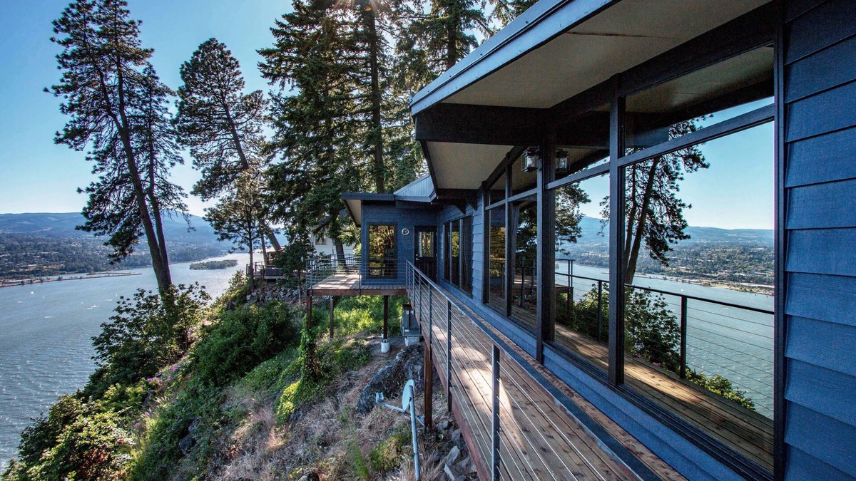 White Salmon House | Perched On The Edge Of The Gorge, Private Hot Tub, A/C, Updated and Epic