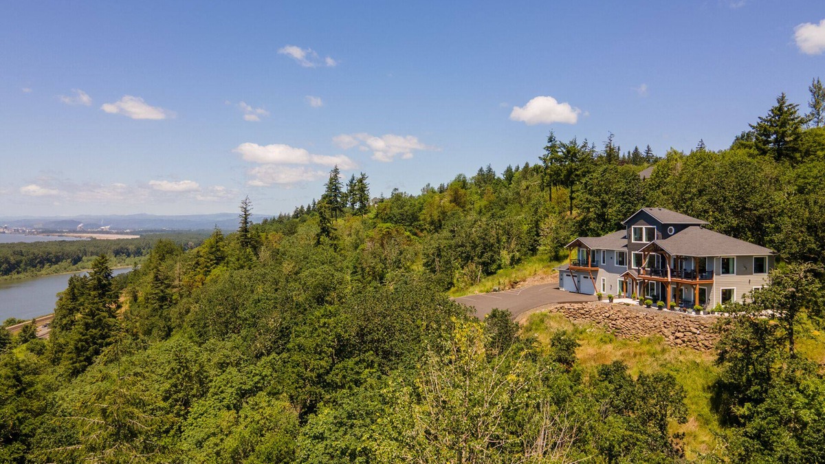 Carrolls Cabin | Perched on the Edge! Stunning Bluff with Wide River Views @ Kalama Oaks Lodge