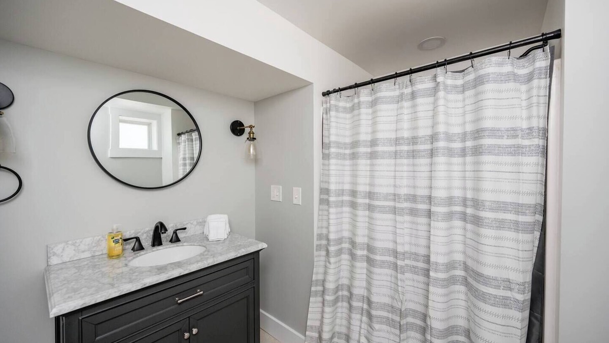 Lynchburg Apartment | Perfect 1 Bedroom - Sleeps 4 | Near LU | Newly Renovated! by Saydrajanes Properties