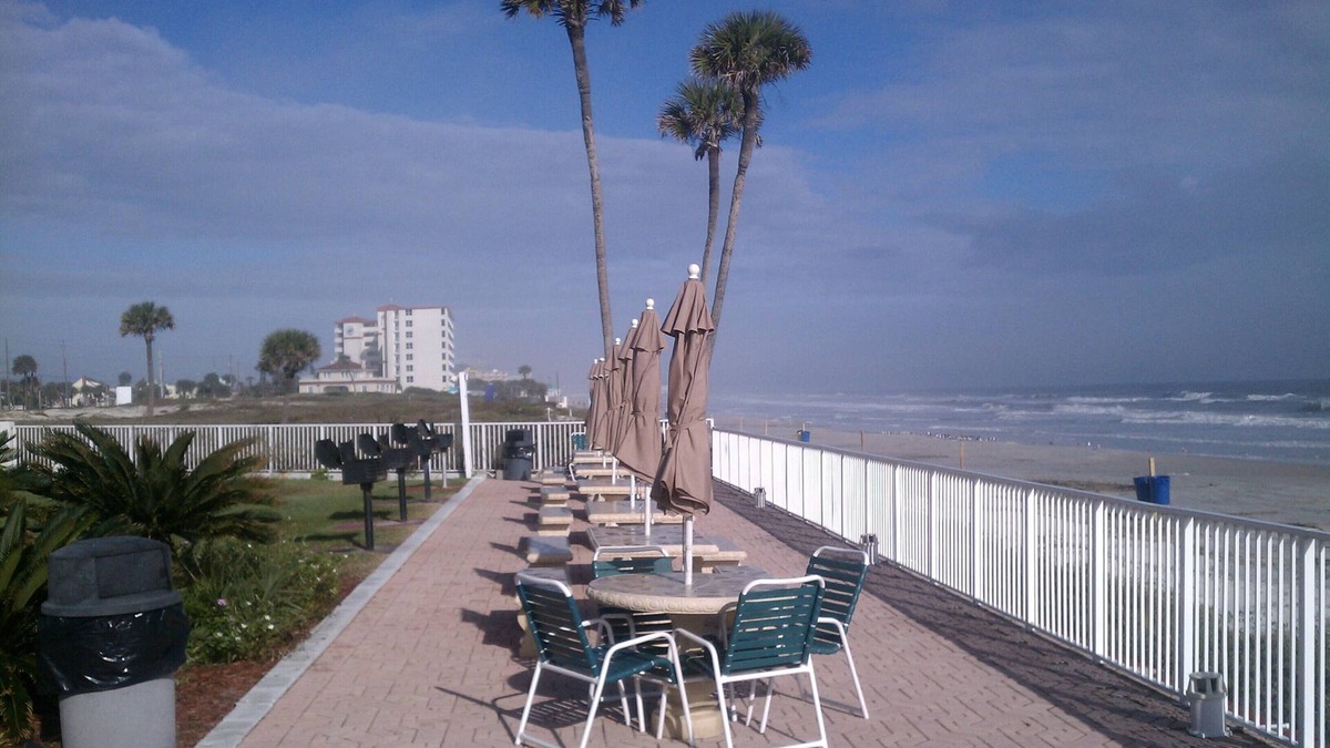 Lenox Park Condo | PERFECT 1BR, 2 BATH CONDO ON THE BEACH - STEPS AWAY FROM THE ATLANTIC OCEAN!
