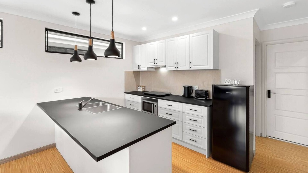 Mooroobool Apartment | PERFECT 2 BEDROOM APARTMENT FOR GROUPS IN INNER-CITY SUBURB CAIRNS