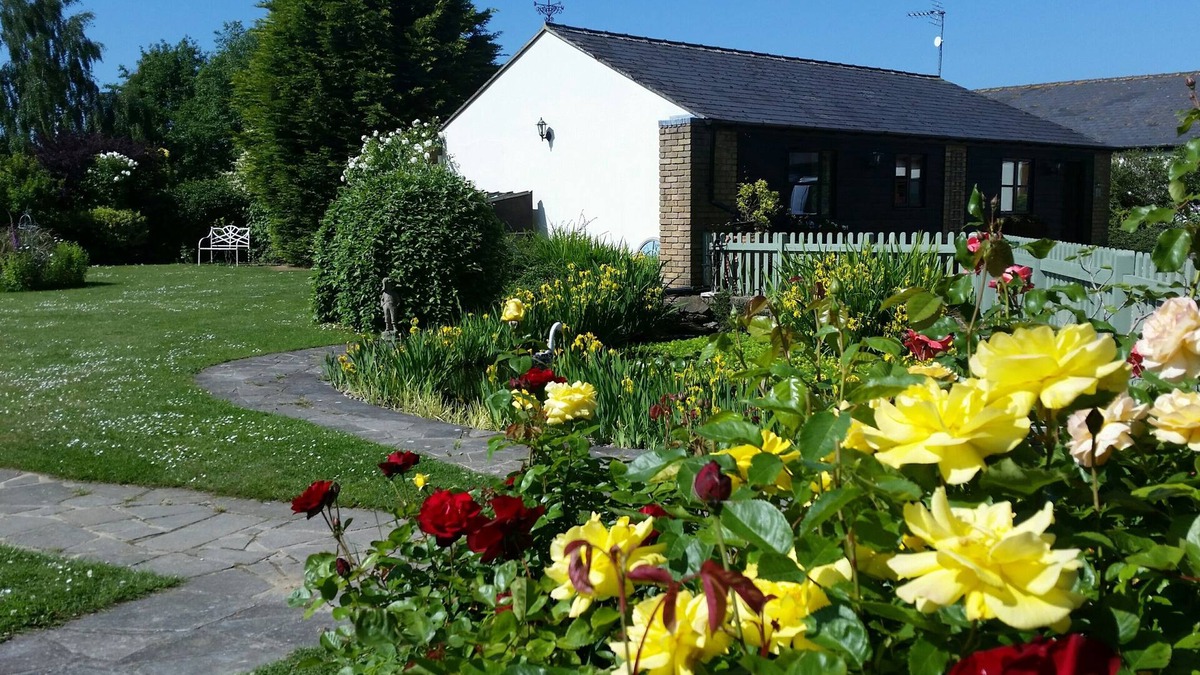 Westmarsh Cottage | Perfect 2 bedroom pet-friendly family holiday home at Hawthorn Farm, Kent