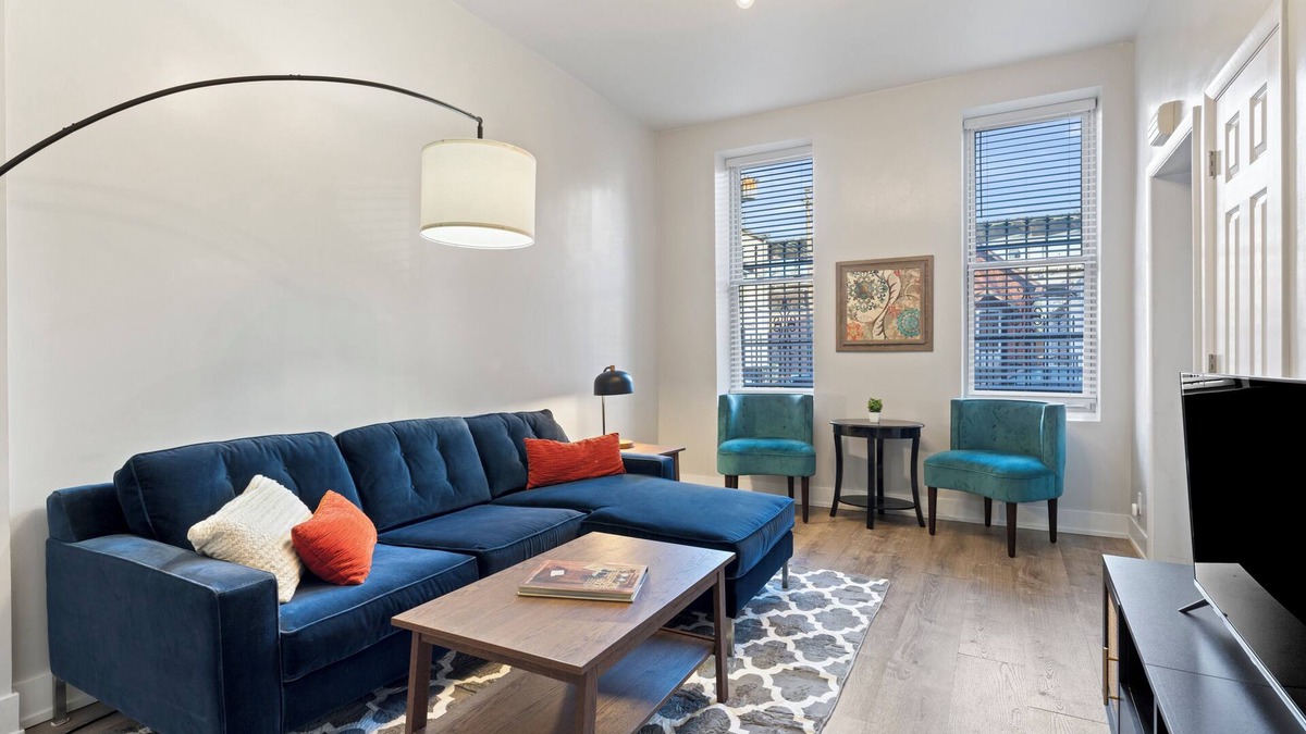 Lower West Side Apartment | Perfect 2BD/1BA FREE Garage Parking/Laundry in Pilsen. Minutes to downtown.