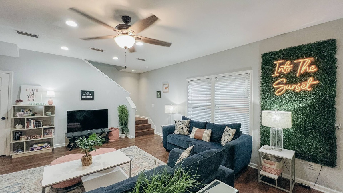 Gainesville House | Perfect Background Hangout-Café Lit Patio, Bonfire, BBQ Grill-near UF Stadium!