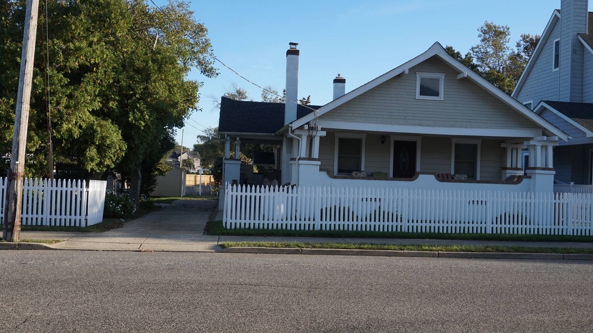 Lake Como House | Perfect Beach Ranch, 4 Beach Badges, 4 Blks to Beach, 1 Block to Lake & Park