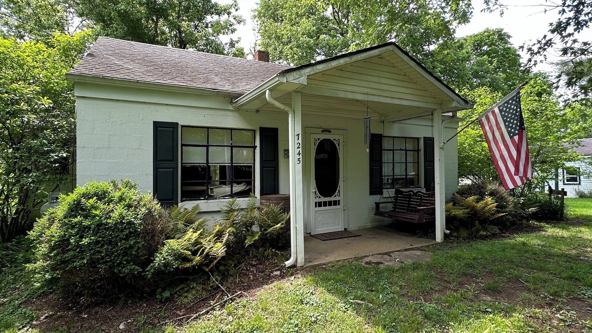 Frankfort Cottage | Perfect Bourbon Trail Couple Getaway
