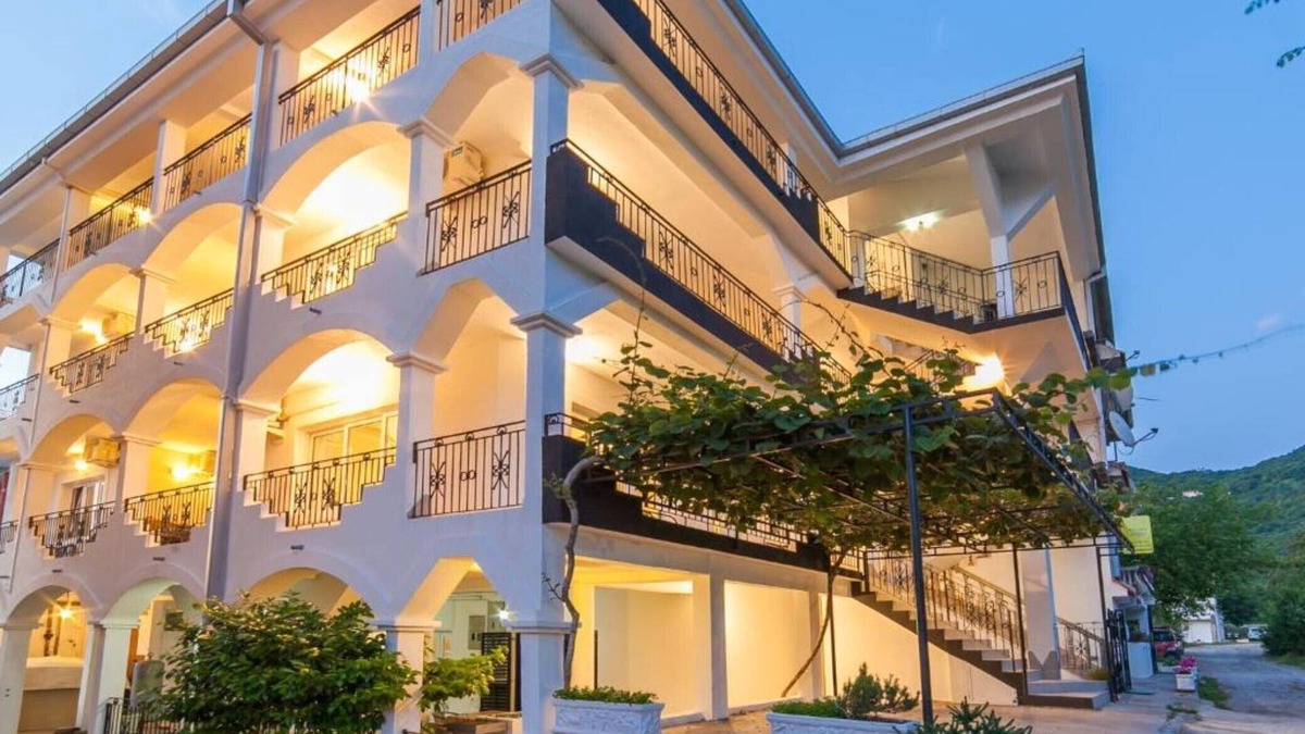 Prijevor Apartment | Perfect Budva Stay Near the Sea & Aqua Park - Comfort Triple Studio 1/1